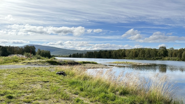 Resting and eating near the river in the outskirts of Hemavan.